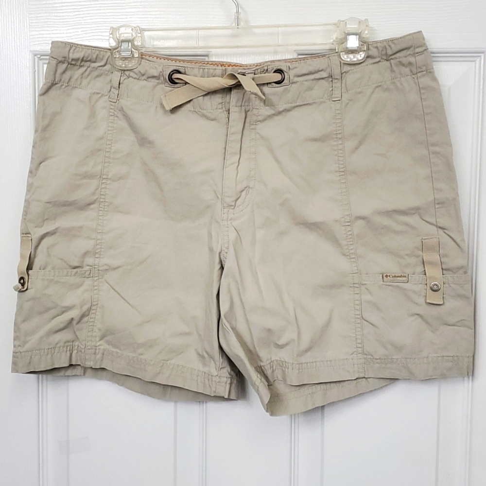 Columbia khaki cargo shorts size M with 6-inch inseam. Excellent condition